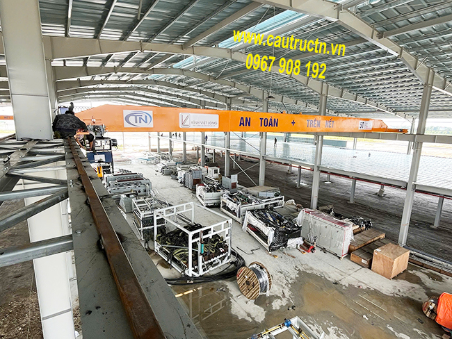 Cẩu trục dùng để lắp máy